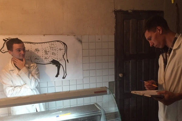 Фотография перформанса «Лавка мясника»